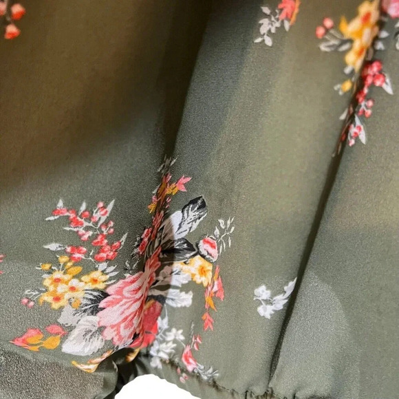 Torrid Olive Green Blouse Size 3 Crochet Neckline Floral Pattern Cold Shoulder - Picture 6 of 8